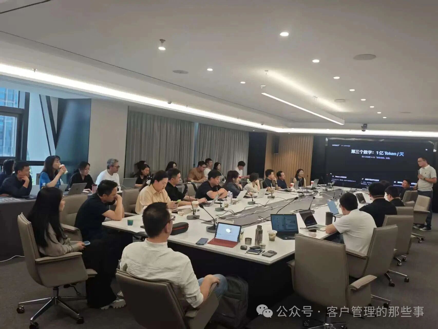 南京 AI 数字员工私享会现场，主讲人与参会者交流